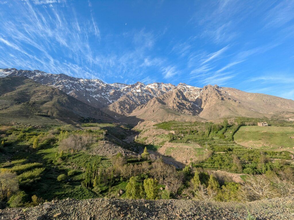 Il momento migliore per visitare il Marocco: una guida locale per pianificare il tuo viaggio Breathtaking landscape of the Atlas Mountains with lush greenery in Tachdirt, Morocco.